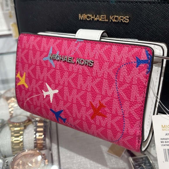 Michael Kors Medium Saffiano Leather Bifold Wallet Dragonfruit
NWT - Picture 15 of 16